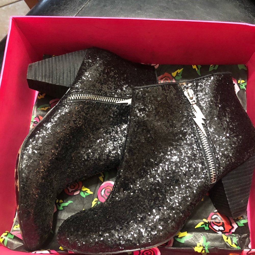 Betsey Johnson 8 1/2 black ankle boot